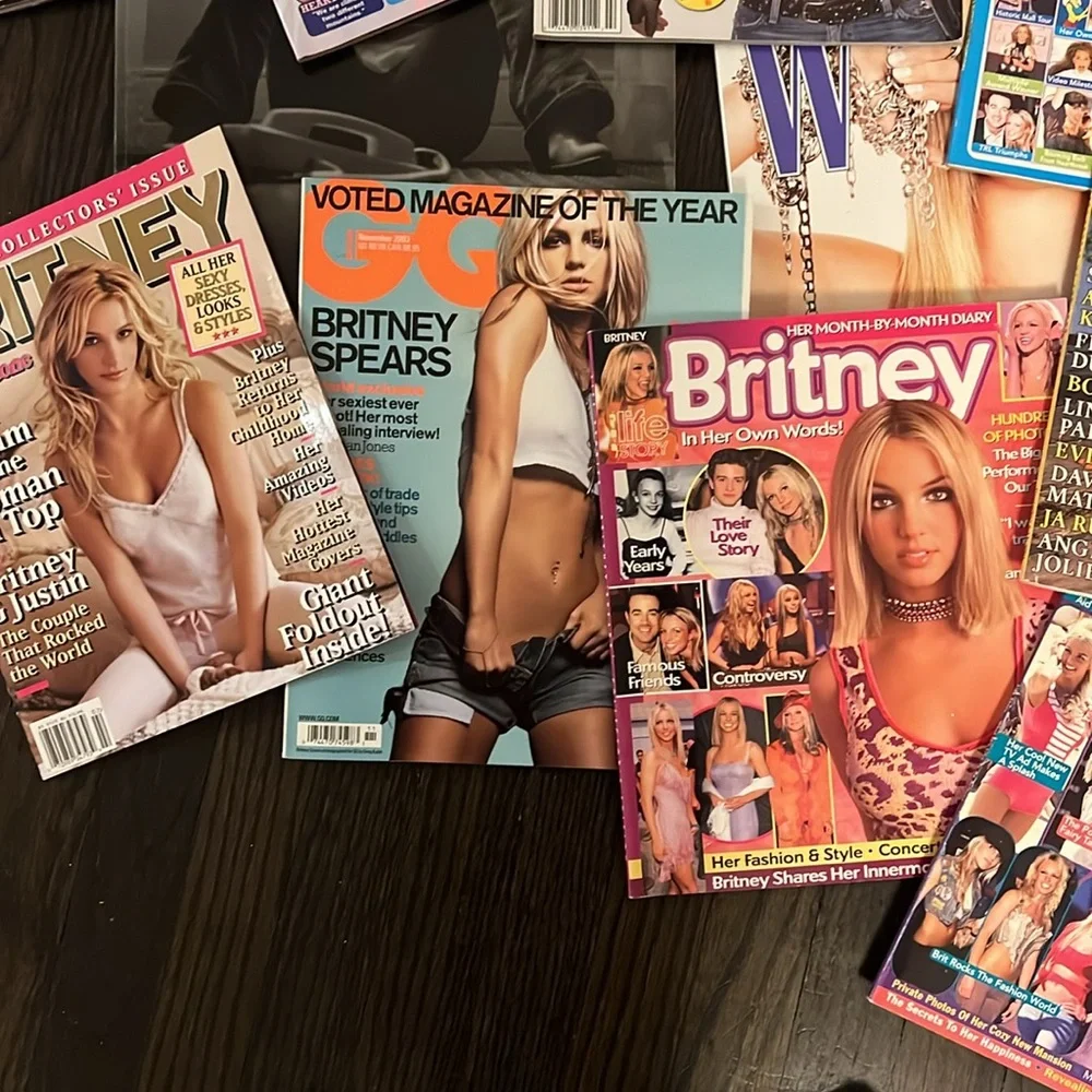 13 vintage Britney Spears magazines including her Stages book. - Picture 4 of 4